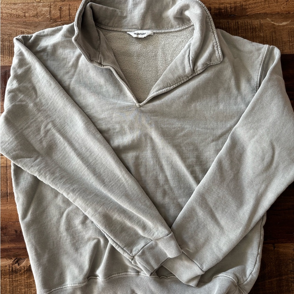 TALENTLESS Long Sleeve Pullover in Light Gray